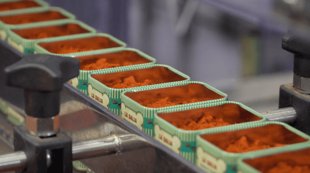 Cómo se hace el pimentón de La Vera: zona de envasado de latas