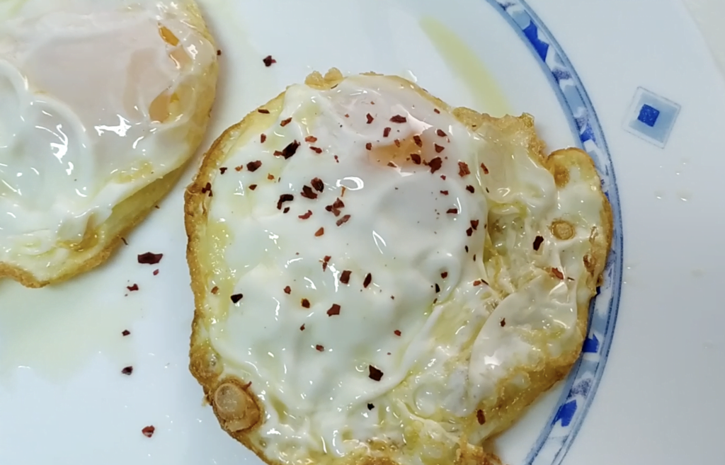 Huevos fritos con escamas de pimiento ahumado
